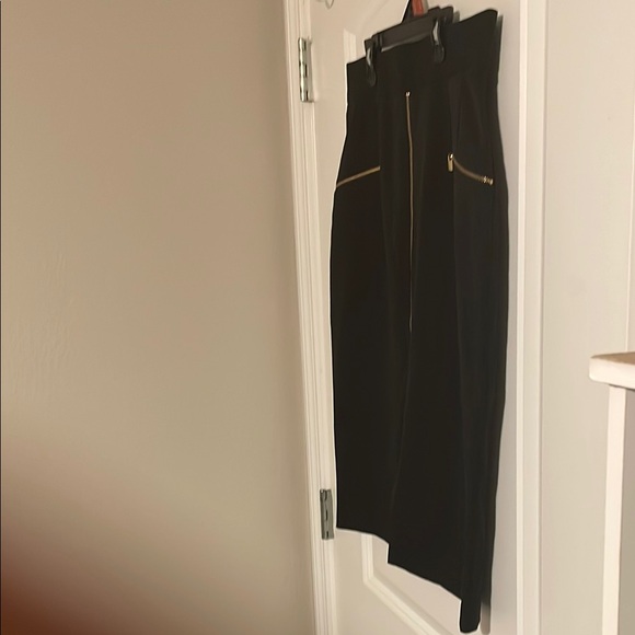 Elegant Black Skirt with Gold Accents - Picture 6 of 10